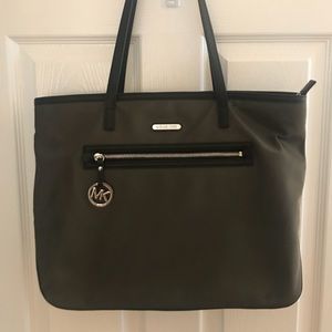 Michael Kors Tote w/ Zipper